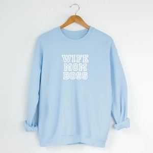 Błękitna-bluza-wife-mom-boss.webp