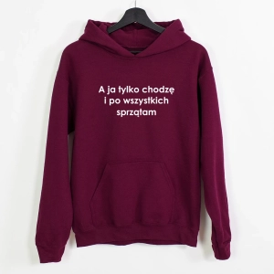 Burgundowa-bluza-z-kapturem-a-ja-tylko-sprzątam.webp