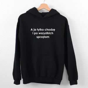 Czarna-bluza-z-kapturem-a-ja-tylko-sprzątam.webp
