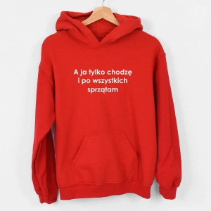Czerwona-bluza-z-kapturem-a-ja-tylko-sprzątam.webp