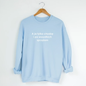 Błękitna-bluza-a-ja-tylko-sprzątam.webp