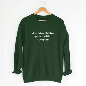 Zielona-bluza-a-ja-tylko-sprzątam.webp