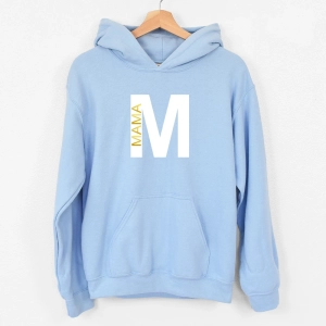Błękitna-bluza-kangurka-mama-litera.webp