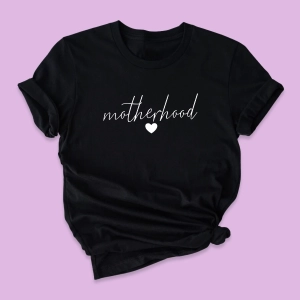 Czarna-koszulka-damska-2023-motherhoodpisane_.webp