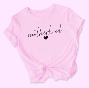 Różowa-koszulka-damska-2023-motherhoodpisane.webp