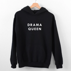 Czarna-bluza-kangurka-drama-queen.webp
