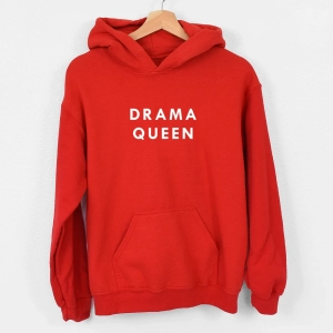 Czerwona-bluza-kangurka-drama-queen.webp