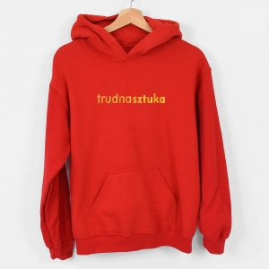 Czerwona-bluza-kangurka-trudna-sztuka-złoty-nadruk.webp