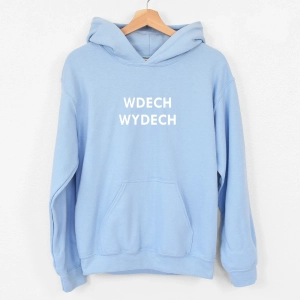 Błękitna-bluza-kangurka-wdech-wydech.webp
