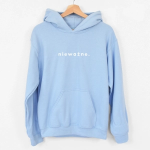 Błękitna-bluza-damska-z-kapturem-niewazne.webp