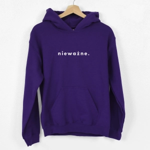 Fioletowa-bluza-z-kapturem-niewazne.webp