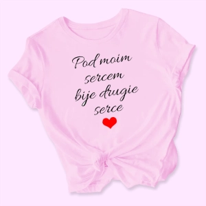Różowa-koszulka-damska-2023-podmoim.webp