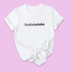 Biała-koszulka-damska-2023-trudnasztuka.webp