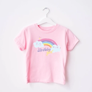 Rozowa-koszulka-dziecięca-tęcza.webp