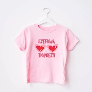 Rozowa-koszulka-dziecięca-szefowa-okulary.webp
