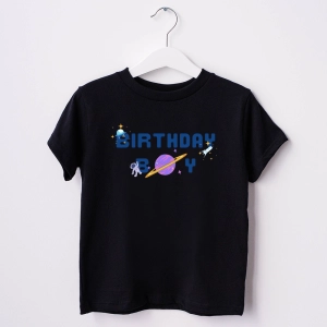 Czarna-koszulka-dziecięca-birthdayboy-kosmos.webp