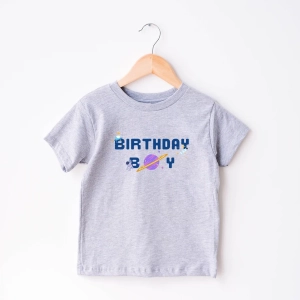 Szara-koszulka-dziecięca-birthdayboy-kosmos.webp