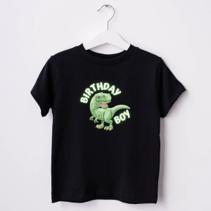 Czarna-koszulka-dziecięca-dinozayr-birthday-boy.webp