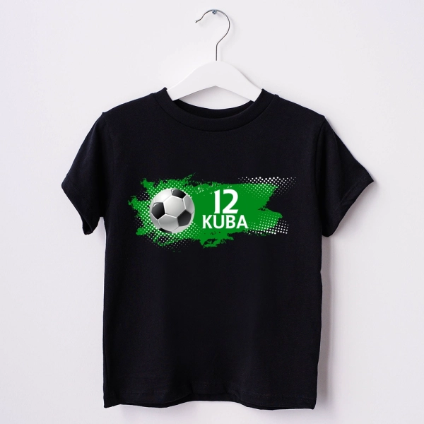 Czarna-koszulka-dziecięca-piłka.webp
