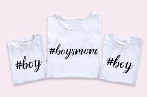 Boysmom-białe-koszulki-dla-mamy-i-dwójki-dzieci.webp