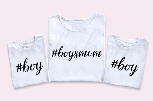 Boysmom-białe-koszulki-dla-mamy-i-dwójki-dzieci.webp