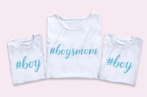 Boysmom-białe-koszulki-dla-mamy-i-dwójki-dzieci-nadruk-błękitny.webp
