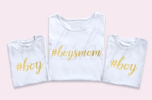 Boysmom-białe-koszulki-dla-mamy-i-dwójki-dzieci-nadruk-złoty.webp