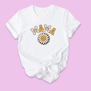 Biała-koszulka-damska-2023-mama-stokrotka.webp