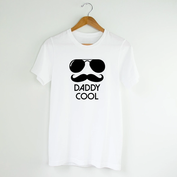 Biała-koszulka-z-nadrukiem-cool-daddy.webp