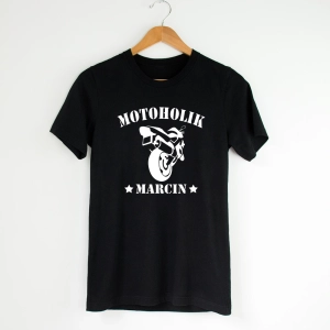 Czarna-koszulka-motoholik-z-imieniem.webp