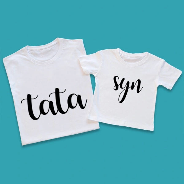 Koszulki-białe-tata-syn-ozdobna-czcionka.webp
