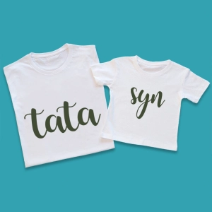 Koszulki-białe-tata-syn-ozdobna-czcionka-khaki.webp