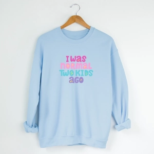 błękitna-bluza-bezkaptura-iwasnormal.webp