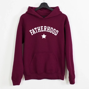 Burgundowa-bluza-z-kapturem-dla-taty-z-nadrukiem-fatherhood.webp
