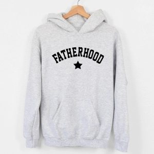 Szara-bluza-z-kapturem-dla-taty-z-nadrukiem-fatherhood.webp