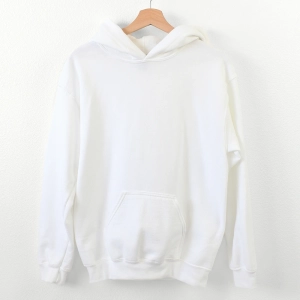 Biała-bluza-męska-z-kapturem.webp