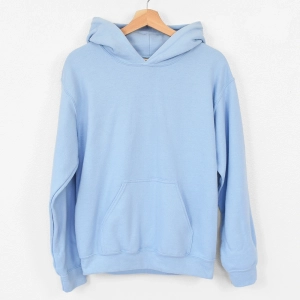 Błękitna-bluza-męska-z-kapturem.webp