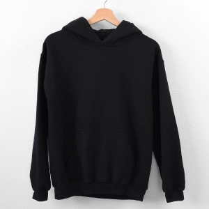 Czarna-bluza-męska-z-kapturem.webp