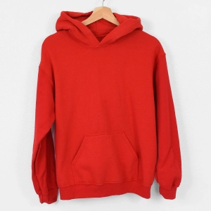 Czerwona-bluza-męska-z-kapturem.webp