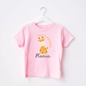 Rozowa-koszulka-żyrafa.webp