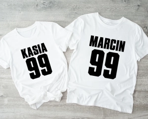 Białe-koszulki-dla-pary-z-imionami-i-liczbami.webp