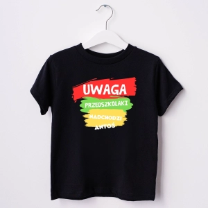 Czarna-koszulka-uwaga.webp