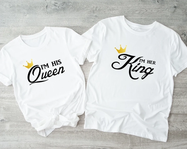 Białe-koszulki-dla-pary-im-her-king-im-his-queen.webp