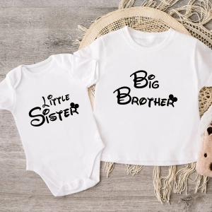 Biała-koszulka-i-body-dla-rodzeństwa-little-sister-big-brother-czarny-nadruk.webp