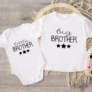 Biała-koszulka-i-body-dla-rodzeństwa-little-big-brother-gwiazdki.webp