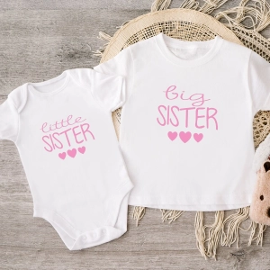 Biała-koszulka-i-body-dla-rodzeństwa-little-big-sister-serca.webp