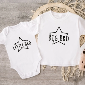 Biała-koszulka-i-body-dla-braci-little-bro-big-bro-gwiazdy-czarny-nadruk.webp