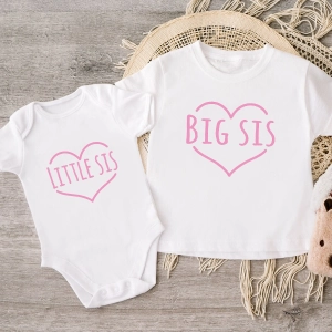 Biała-koszulka-i-body-dla-sióstr-little-sis-big-sis-serca.webp
