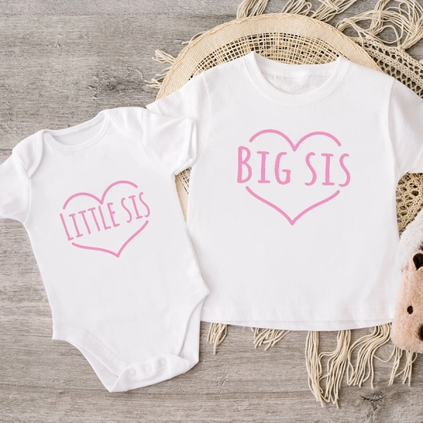 Biała-koszulka-i-body-dla-sióstr-little-sis-big-sis-serca.webp