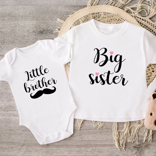 Biała-koszulka-i-body-dla-rodzeństwa-little-brother-wąs-big-sister-serca.webp